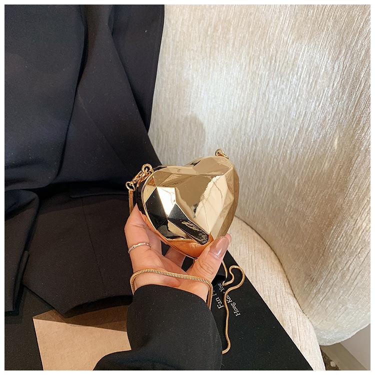 

Acrylic diamond love dinner bag women s 2025 new European and American fashion niche personality shoulder chain box bag золотой