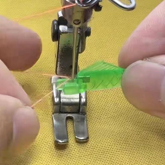 Mini Needle Threader Beginner Automatic Threading Tool Fish Design Sewing Threader for Hand Sewing And Machine Use DIY Craft And Repair