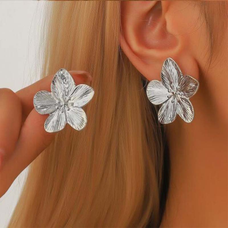 Vintage Metal Pleated Leaf Stud Earrings For Women Exaggerated Gold Irregular Petal Piercing Earring Party Ear Accessories
