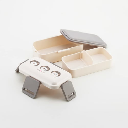 Skater (Skater) Zweistöckige Bento-Box, 600 ml, für Frauen, Hergestellt in Japan, mit einem weichen, kuppelförmigen Deckel, Spülmaschinen- und mikrowellengeeignet, Pompons Igel-Design