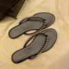 French pearl leather flat-bottomed flip-flops for women's wear in summer 2025 New fashion beach pinch sandals