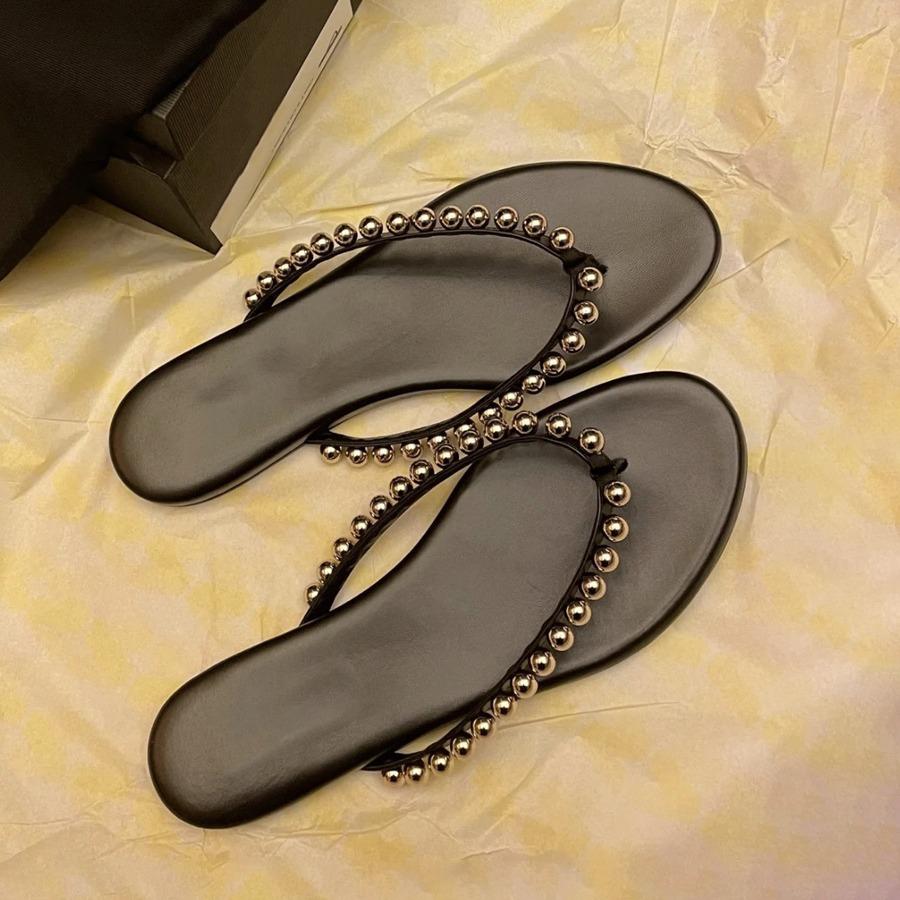 French pearl leather flat-bottomed flip-flops for women's wear in summer 2025 New fashion beach pinch sandals