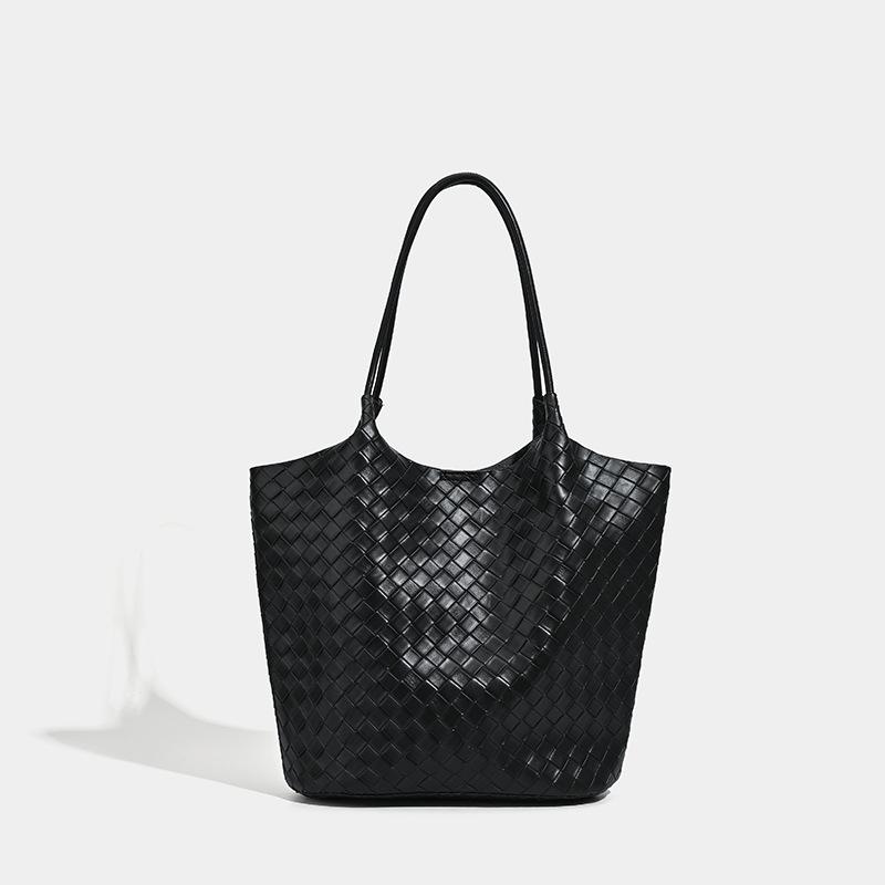 Korean version of casual soft leather tote bag women's texture woven shoulder bucket bag simple and versatile commuter underarm mother bag