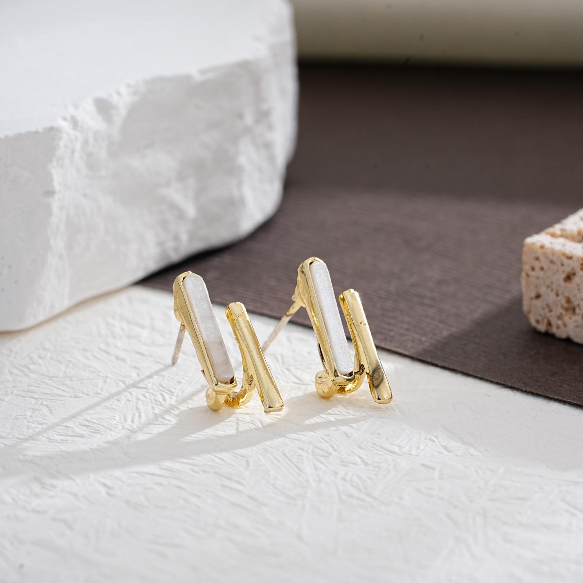 2026 Stylish Geometric Stud Earrings: Light Luxury Design for Women