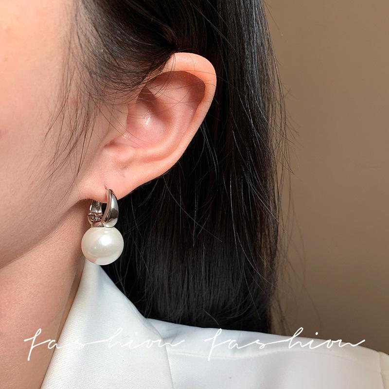 

Ma Fanshu s same French dumbbells, home pearl ear buckles, popular high-end earrings, light luxury temperament bucket earrings.