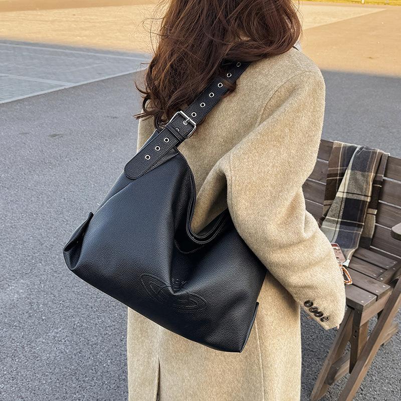 2025 Autumn and Winter New Simple and Fashionable Versatile Shoulder Messenger Bag Bag Large Capacity Tote Bag Spaceship Women's Bag Tide