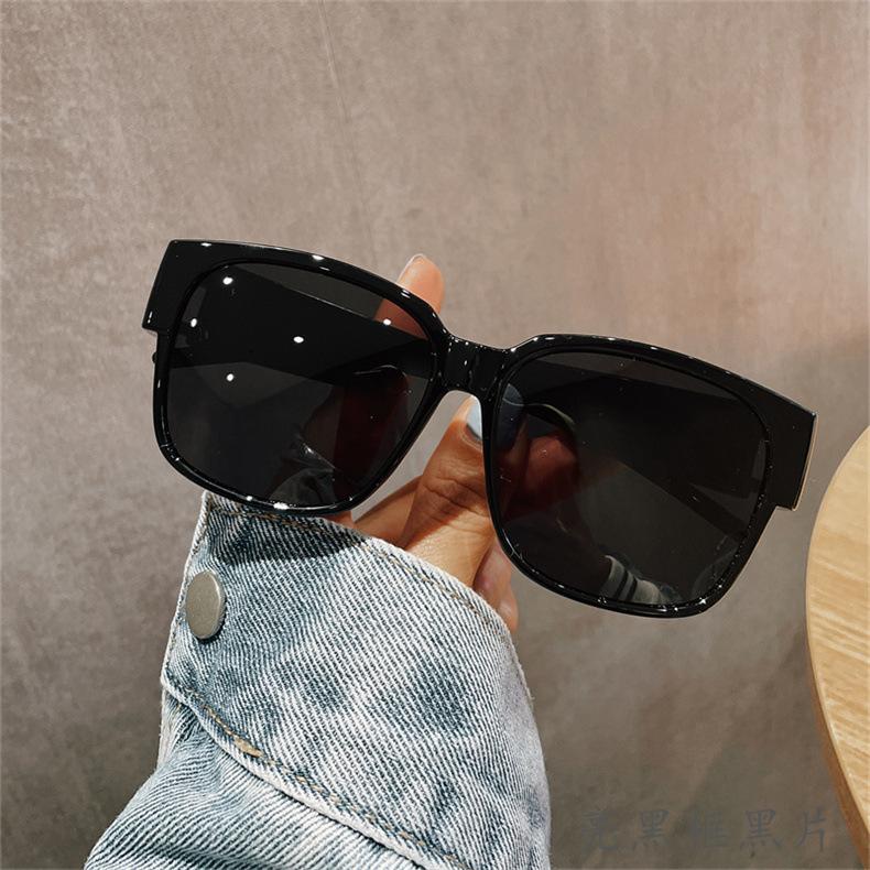 

Ultra-light frames can be worn over prescription glasses, UV protection polarized driving sunglasses, trendy clip-on sunglasses for men and women Can be worn over prescrip
