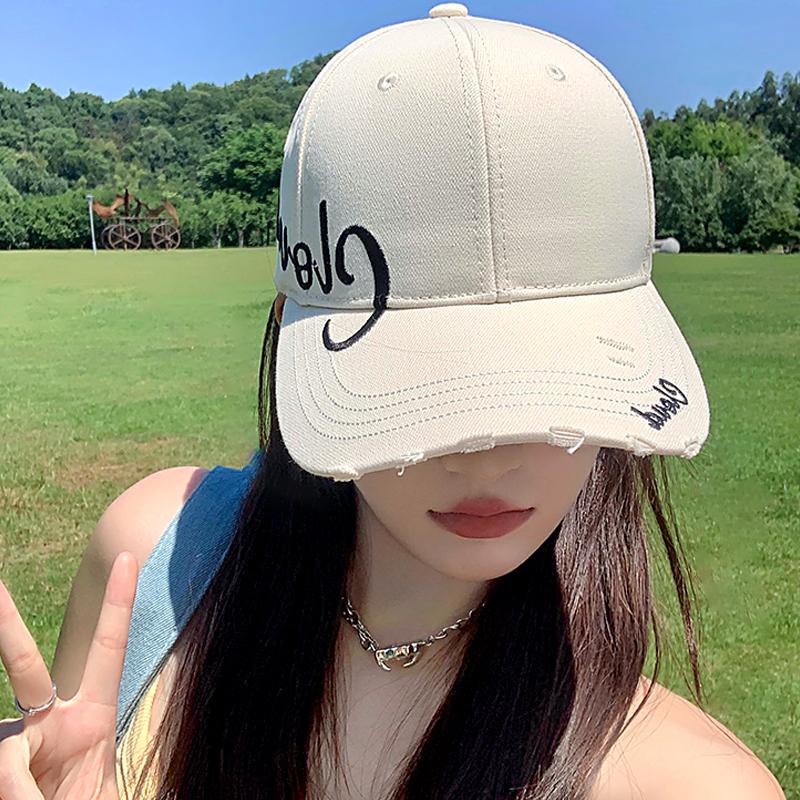 Black Side Letter Embroidered Baseball Cap for Summer Outings, Sun Protection, Curved Brim Duckbill Hat, Trendy and Small Face