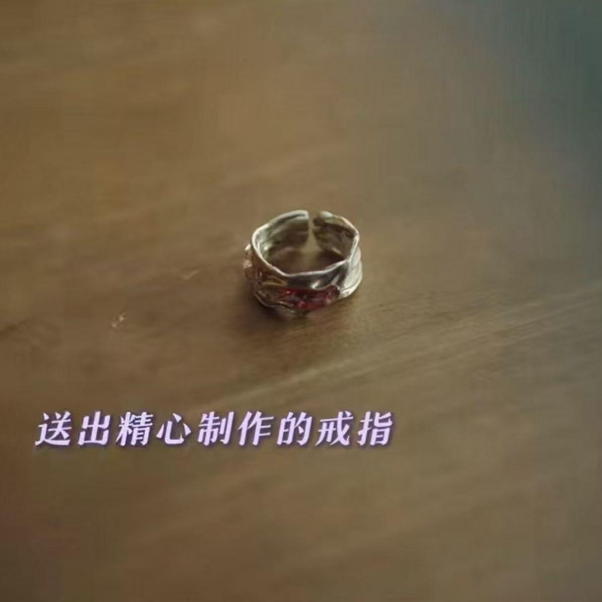

Eternal Night Galaxy Mu Sheng personally put on a proposal ring for Miaomiao and the same proposal ring