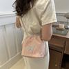 Trendige PU-Beuteltasche für Damen in Schwarz, Pink, Blau, Weiß, Silber mit stilvoller Steppung