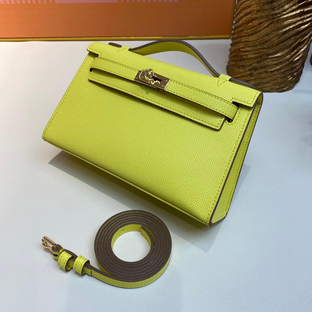 Velkoobchodní nová generace jednoduchá malá čtvercová taška přes jedno rameno šikmo přenosná první vrstva hovězí kůže dámská taška šicí linka