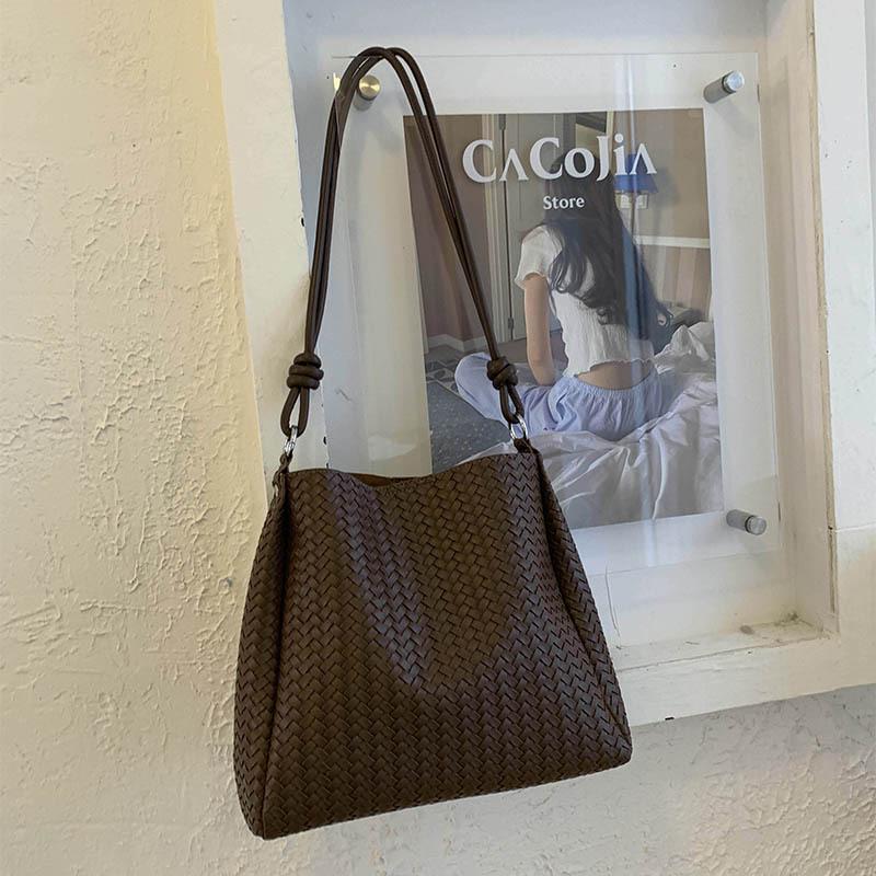 

Ретро сумка женская большой вместимости 2025 осень новая простая в иностранном стиле одно плечо высокая ценность сумка-тоут для通勤