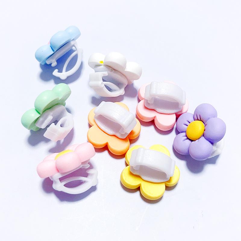 Hyuna Flower Sneaker Shoelace Buckle - Decorative Shoe Accessory for White Sneakers