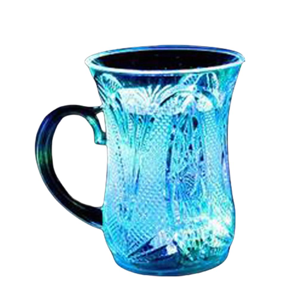 Bunte, leuchtende Becher und Trinkgefäße aus Acryl mit leuchtender Textur – ideal für Paare und Freunde.