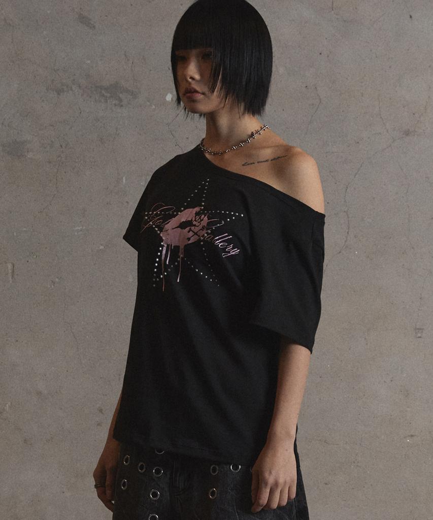 Garter Gallery Kiss Star Off Shoulder T-Shirts_Black