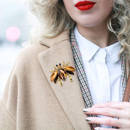 Lady Brooch Bee Shape Rhinestone Decor Anti-slip Shoulder Bag Suit Coat Collar Hat Scarf Clothes Pin Party Prom Bride
