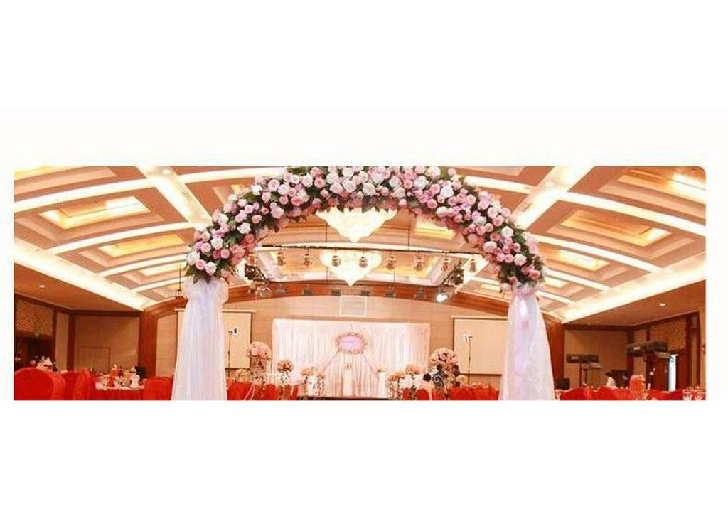 Thick Red Wedding Floor Mat - Long-Lasting Coverage for Entrances and Events