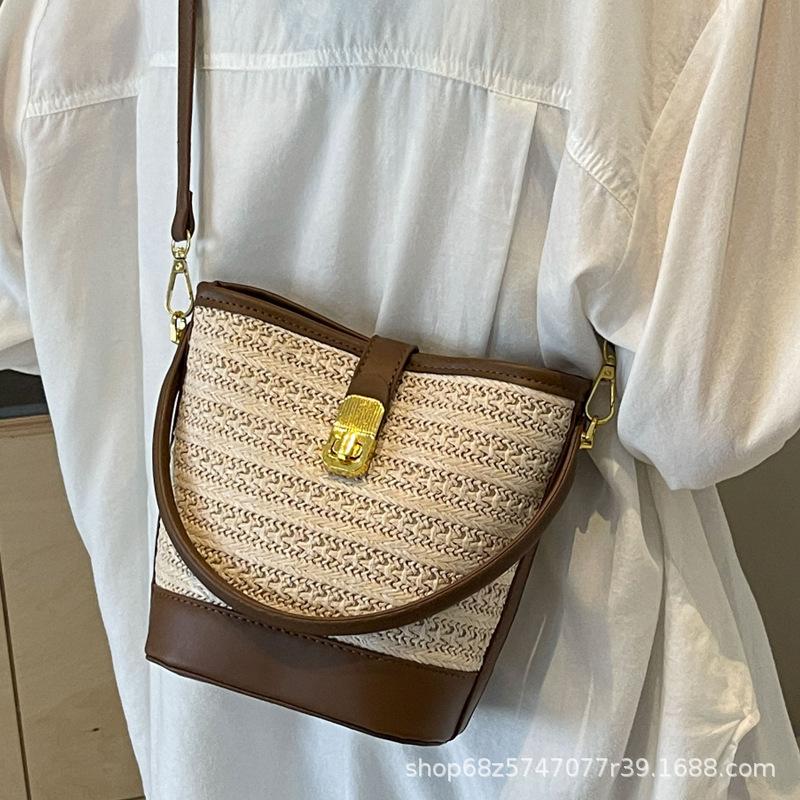 Korean ins casual woven straw bag 2025 new lazy wind vacation fashion portable messenger bucket bag