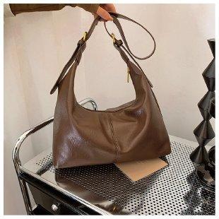 IELGY Retro Large-Capacity Commuter Underarm Bag Fashion Shoulder Messenger Bag