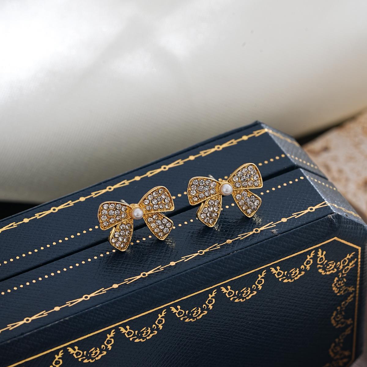 Korean Elegant Alloy Bow Rhinestone Stud Earrings for Women – Niche Design, High-End Fashion Jewelry золотой
