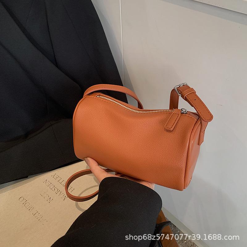 Korean version wide shoulder strap cylinder bag women's 2025 spring new niche pillow bag fashionable versatile single shoulder messenger bag