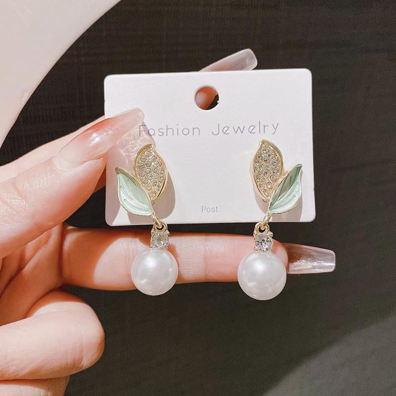 New Trendy Spring and Summer Flash Diamond Leaf Pearl Earrings Feminine Temperament Fashion Celebrity Light Luxury Stud Earrings