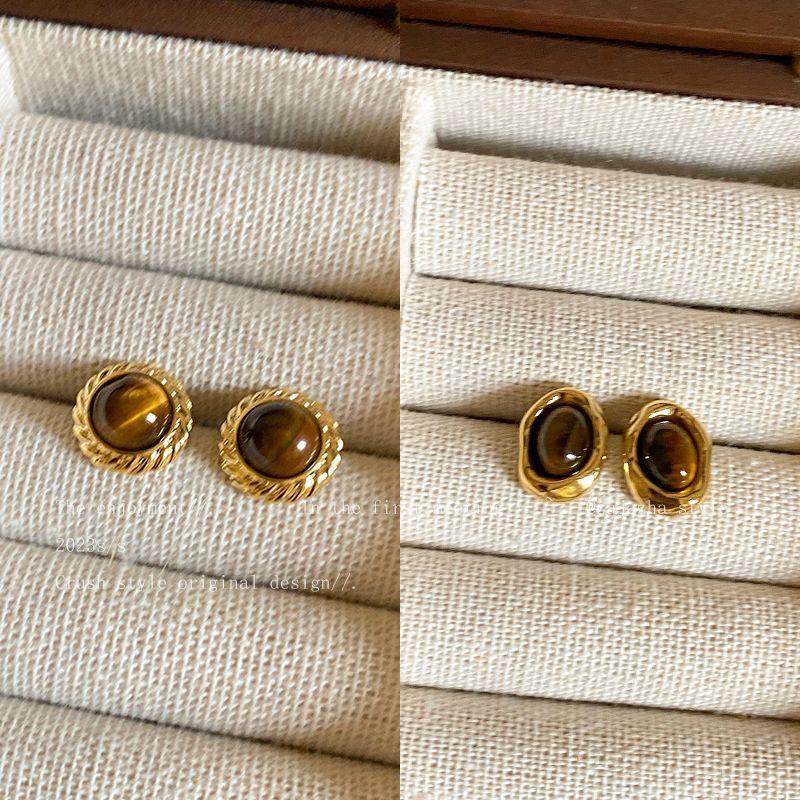 

Maillard Gold Stud Earrings Women s Fall and Winter Retro Hong Kong Style Graceful Earrings 2024 New Arrival Fancy Accessible Luxury Earrings