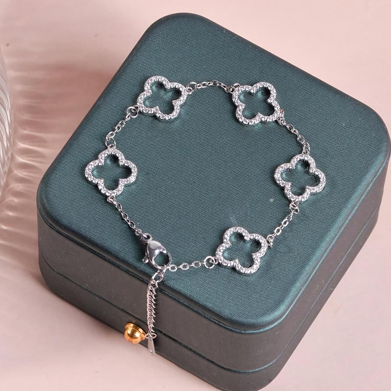 Frühlings Glücksklee Armband für Damen, Besetzter Zirkon Vierblättrige Blume Anhänger, Elegantes Französisches Stil Einfaches Schmuckstück Geschenk gray