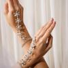 Stonefans Křišťálový Květinový Prstový Náramek Řetízek Svatební Doplněk na Ruku Elegantní Vykládaný Perla Kamínek Svatba Šperky Ruční výroba