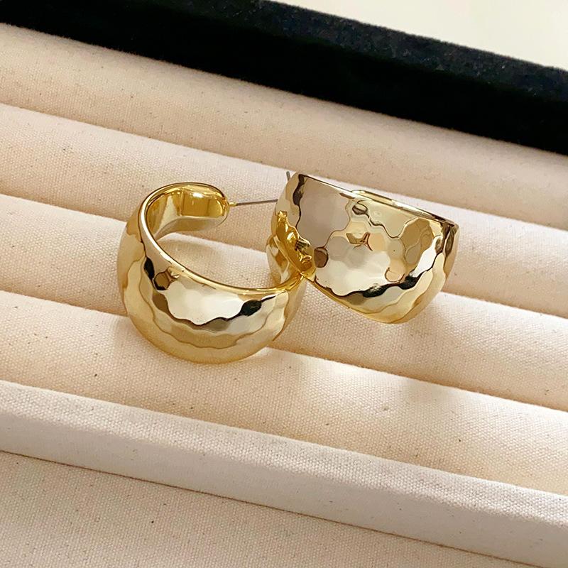 Steel needle European and American C-shaped earrings are simple and cold, wind studs, niche temperament, exaggerated earrings, women