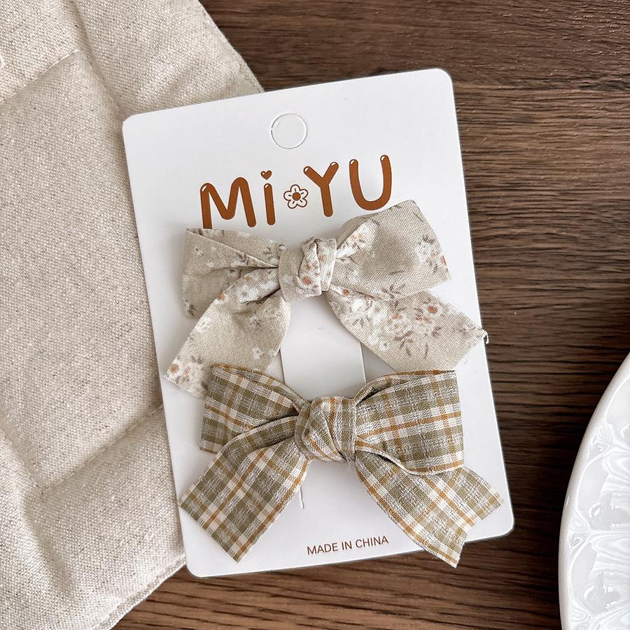 Fabric Floral Bow Bag with Fabric Pleats and Clips for Girls with Checkered Style That Is Versatile and Features Side-blow Hairstyle Hair Clips