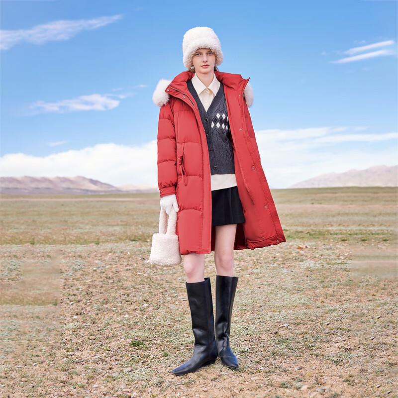 Geacă de damă elegantă cu guler de blană și glugă, de lungime medie, umplută cu puf