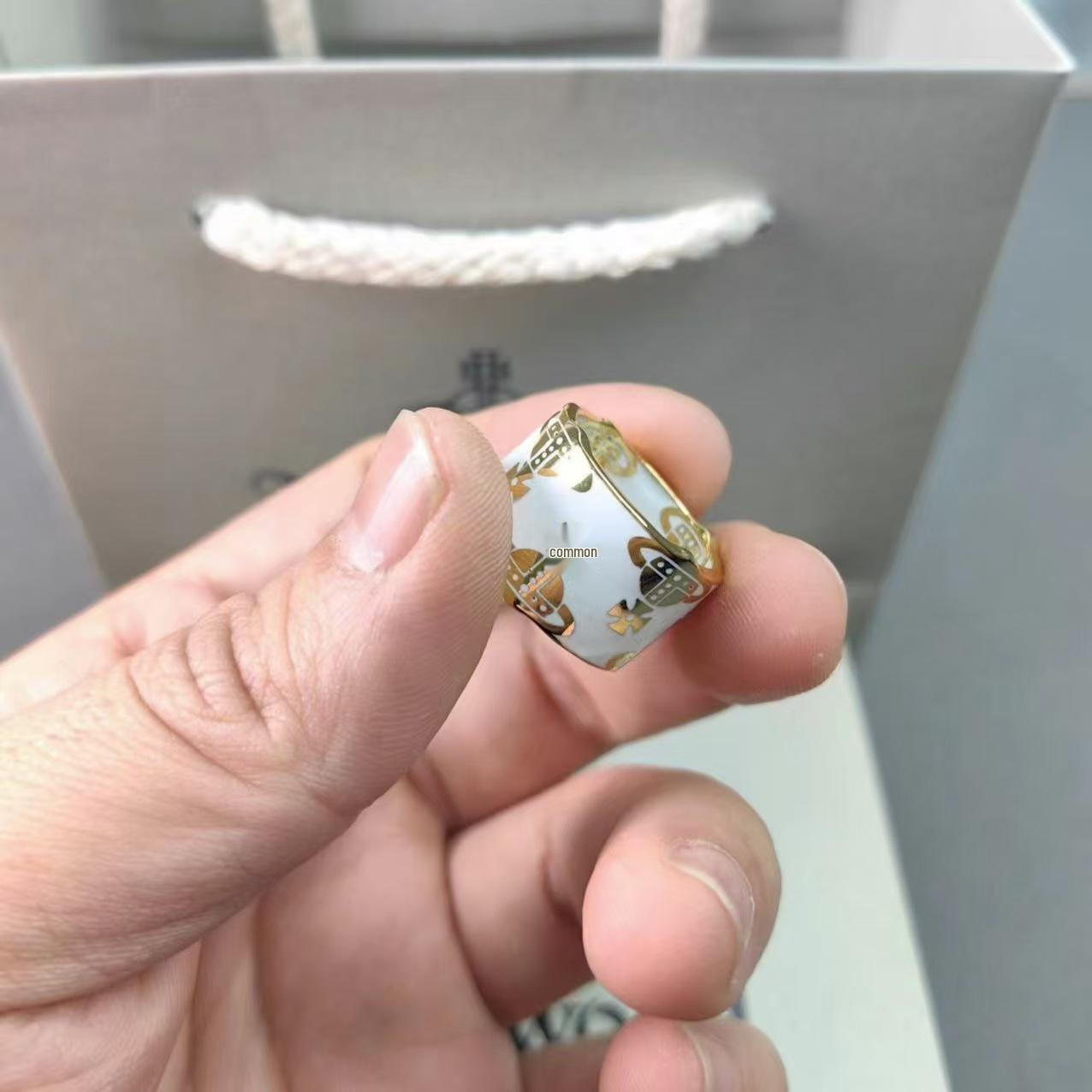 

Кольцо в стиле ретро-панк с гравировкой эмалью Сатурна Size 8 белый/золотой