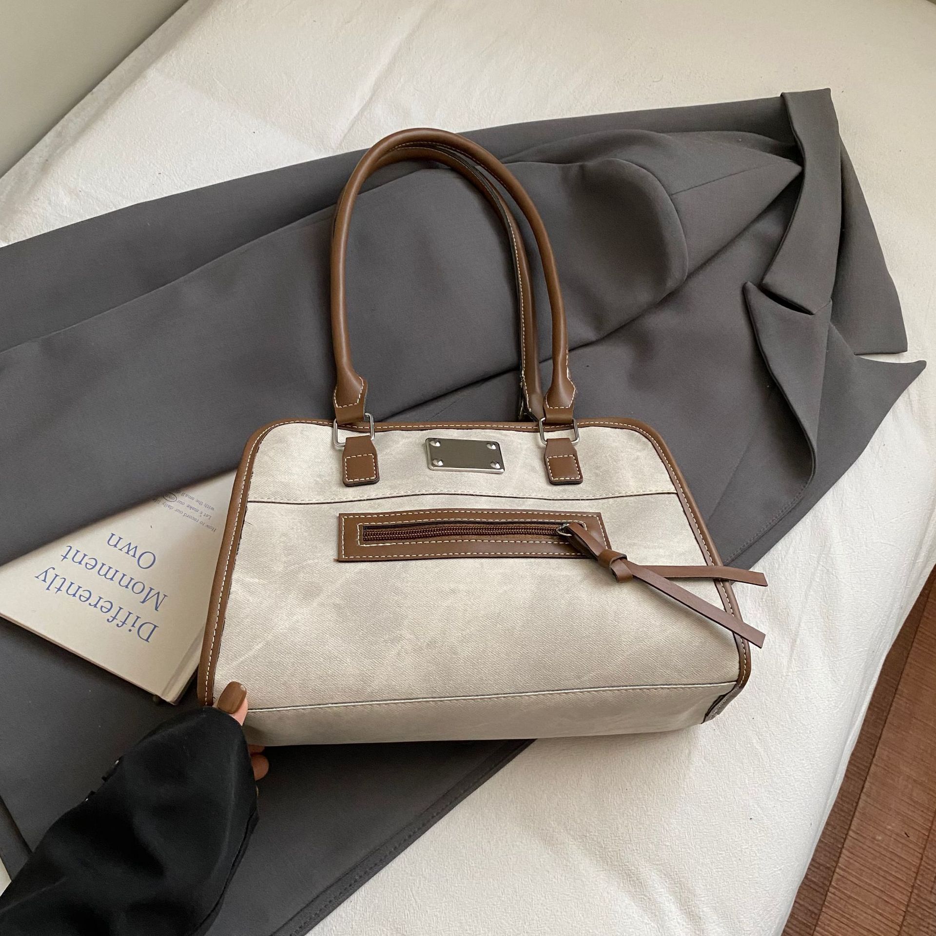 

Премиальная ретро-сумка 2025 новая женская сумка простая и универсальная сумка через плечо для поездок на работу сумка-тоут большой вместимости