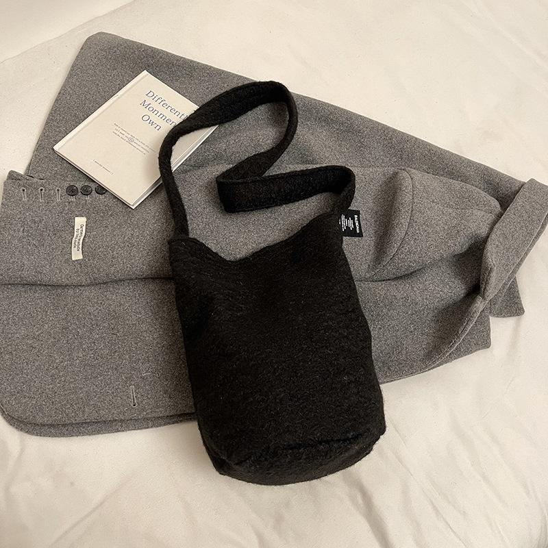 

Модная сумка через плечо 2025 зима новая в зарубежном стиле сумка-мессенджер однотонная сумка-ведро женская чёрный