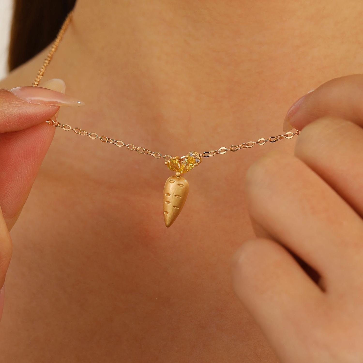 

Легкое роскошное ожерелье с подвеской в форме морковной шишки и инкрустированным имитацией циркония в виде креста 1 pcs