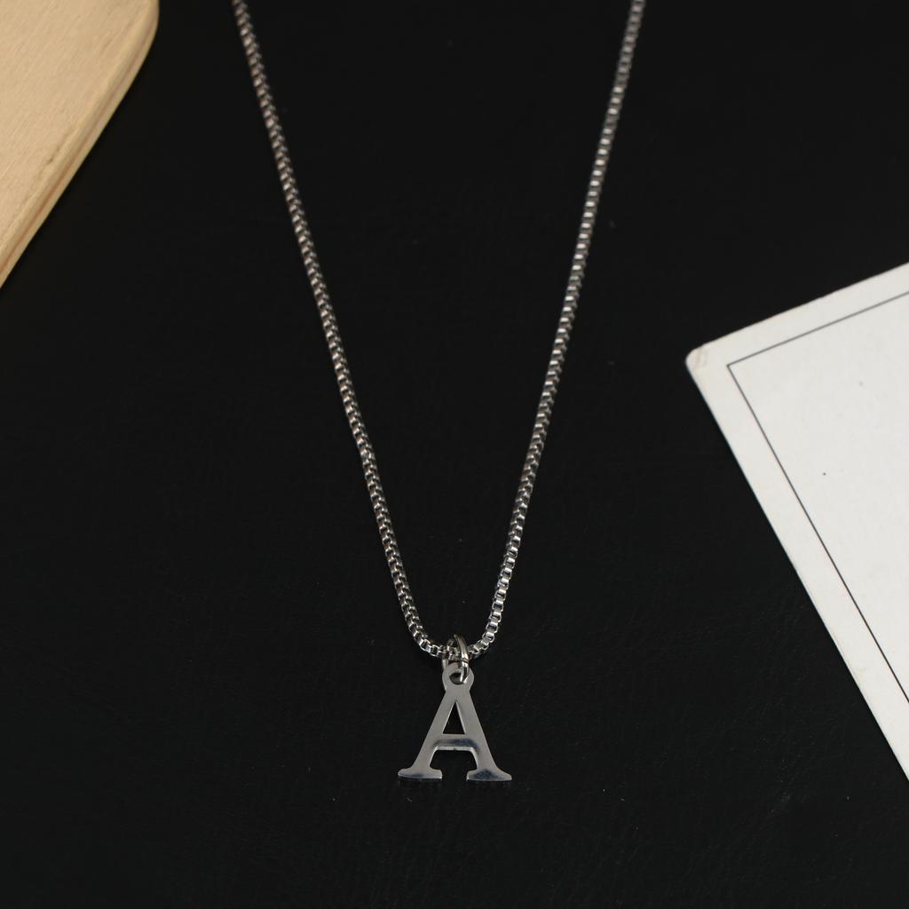 Naszyjniki z wisiorkami z literami A-Z Stal nierdzewna Prosty naszyjnik Stylowy Dla Kobiet Mężczyzn Codzienna biżuteria Prezenty