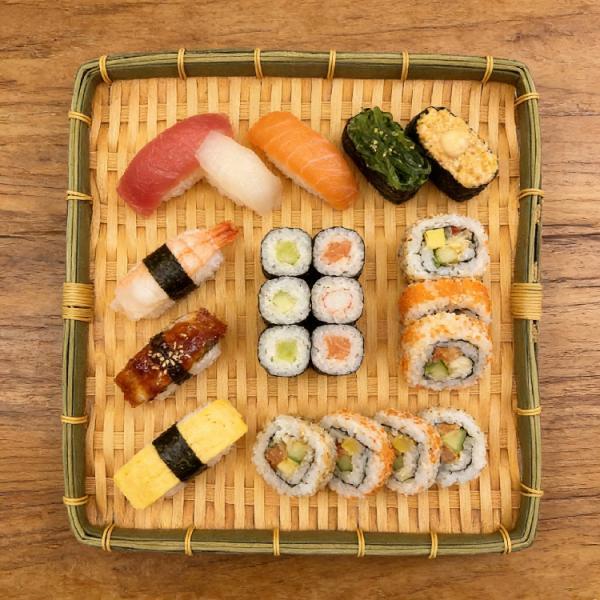 Woven Fruit Basket Plastic Kitchen Countertop Organizer Tray for Serving Party Snacks Bread and Sushi