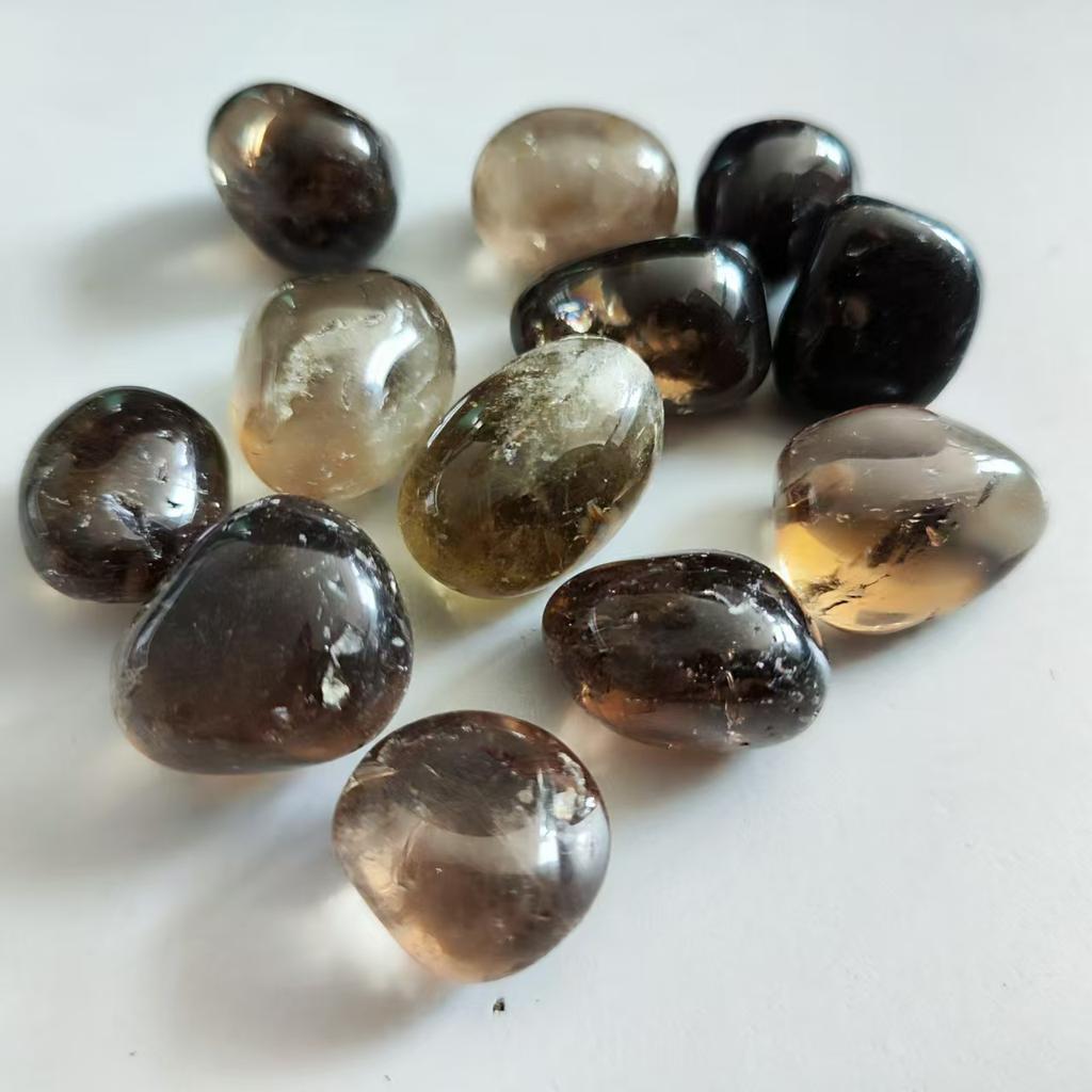 Natürlicher Rauchkristall-Quarz, brauner Kristallquarz, unregelmäßig polierter Heilstein, Heimdekorationsstein, Trommeledelstein