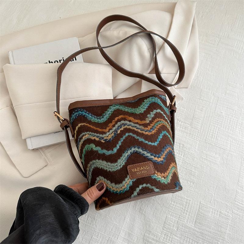 

Large capacity fashion Korean version shoulder messenger bag 2025 spring new versatile ins casual bag bucket bag women s bag