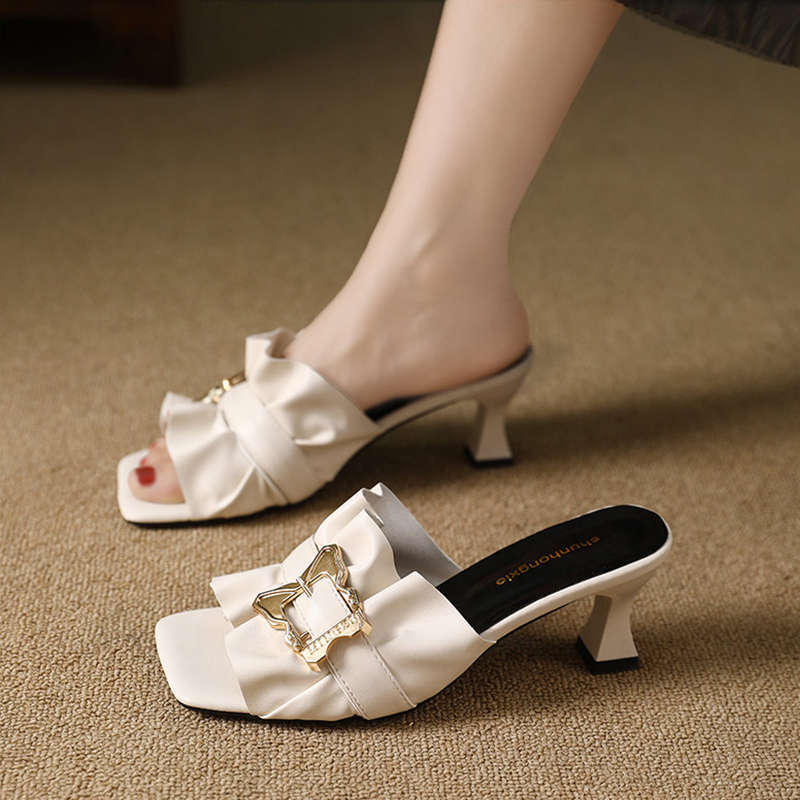 Korean version of thick heel medium heel one-word slippers women's summer wear 2025 summer new versatile Internet celebrity cool slippers women