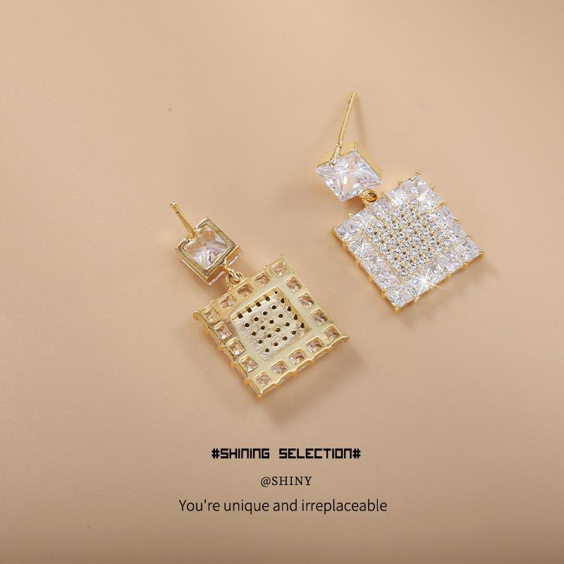 Shining Pearl Copper Square Stud Earrings - Women's Light Luxury High-End Jewelry
