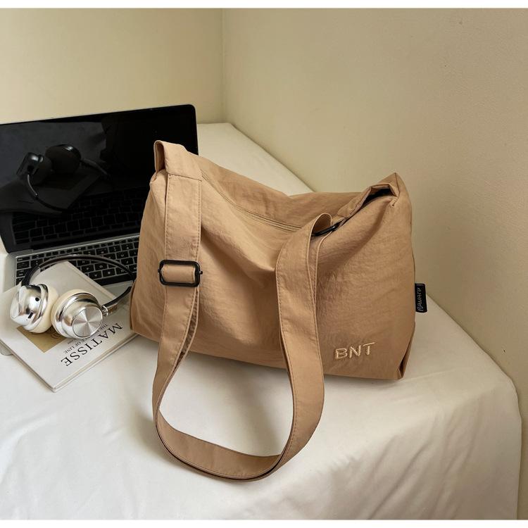 

Large capacity canvas bag women s 2025 new casual shoulder bag lightweight short-distance travel bag women s versatile messenger bag хаки