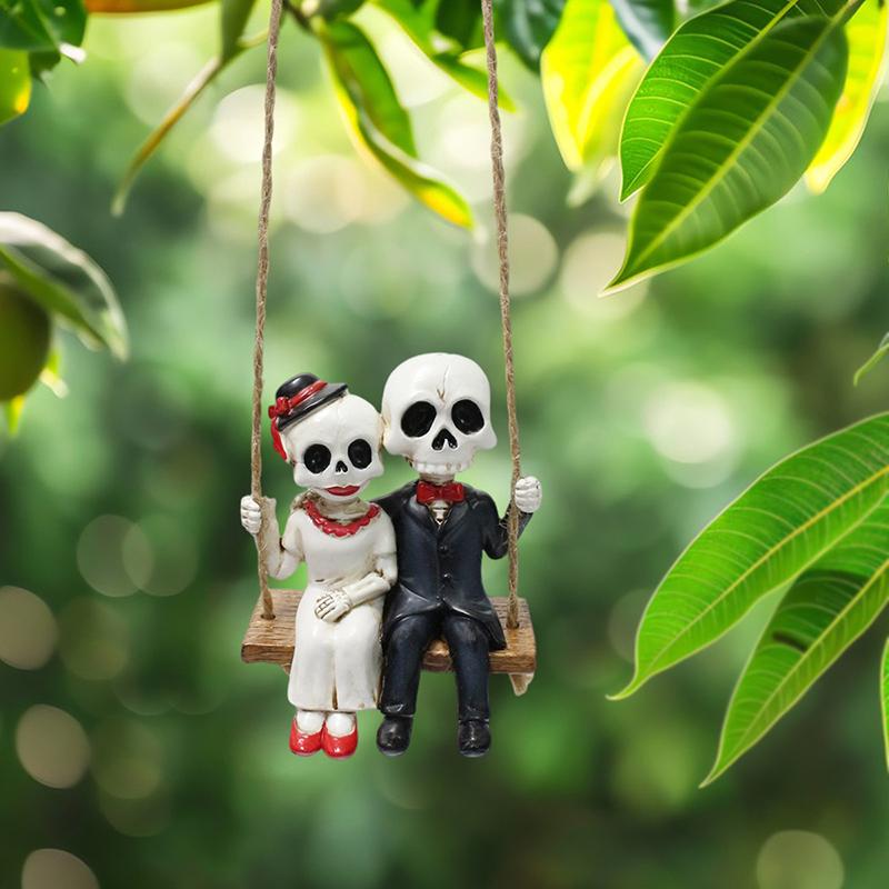 Swing Skeleton Couple Garden Statue Outdoor Halloween Decor, Cute Skull Figurine Resin Sculpture Tree Hanging Ornaments