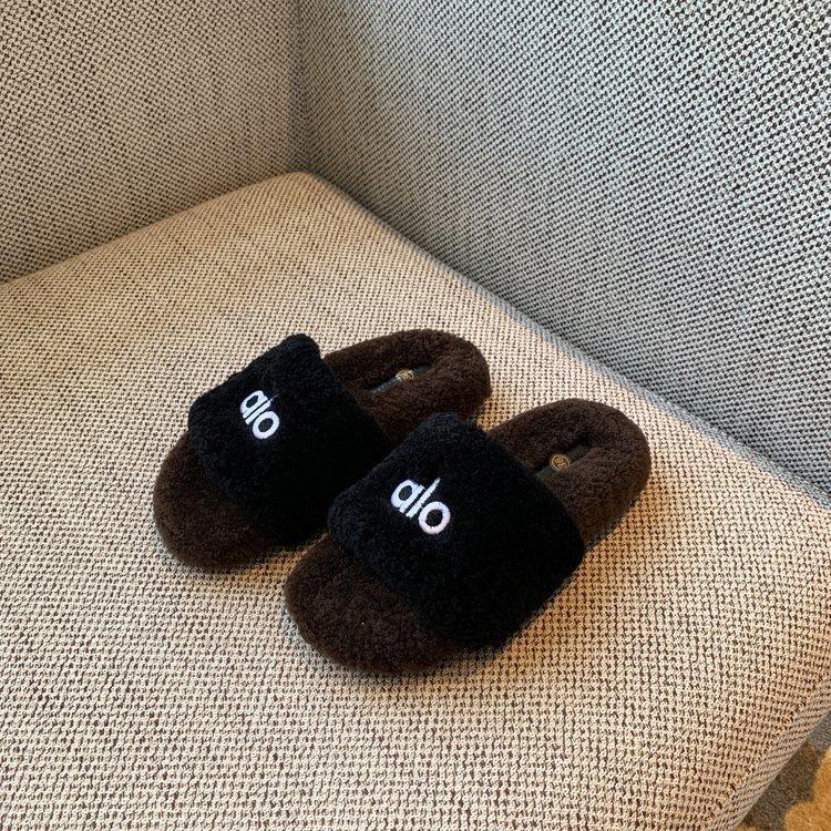 Korean version of thick-soled lamb wool slippers women's outer wear 2025 new autumn and winter versatile fashion one-word plush drag