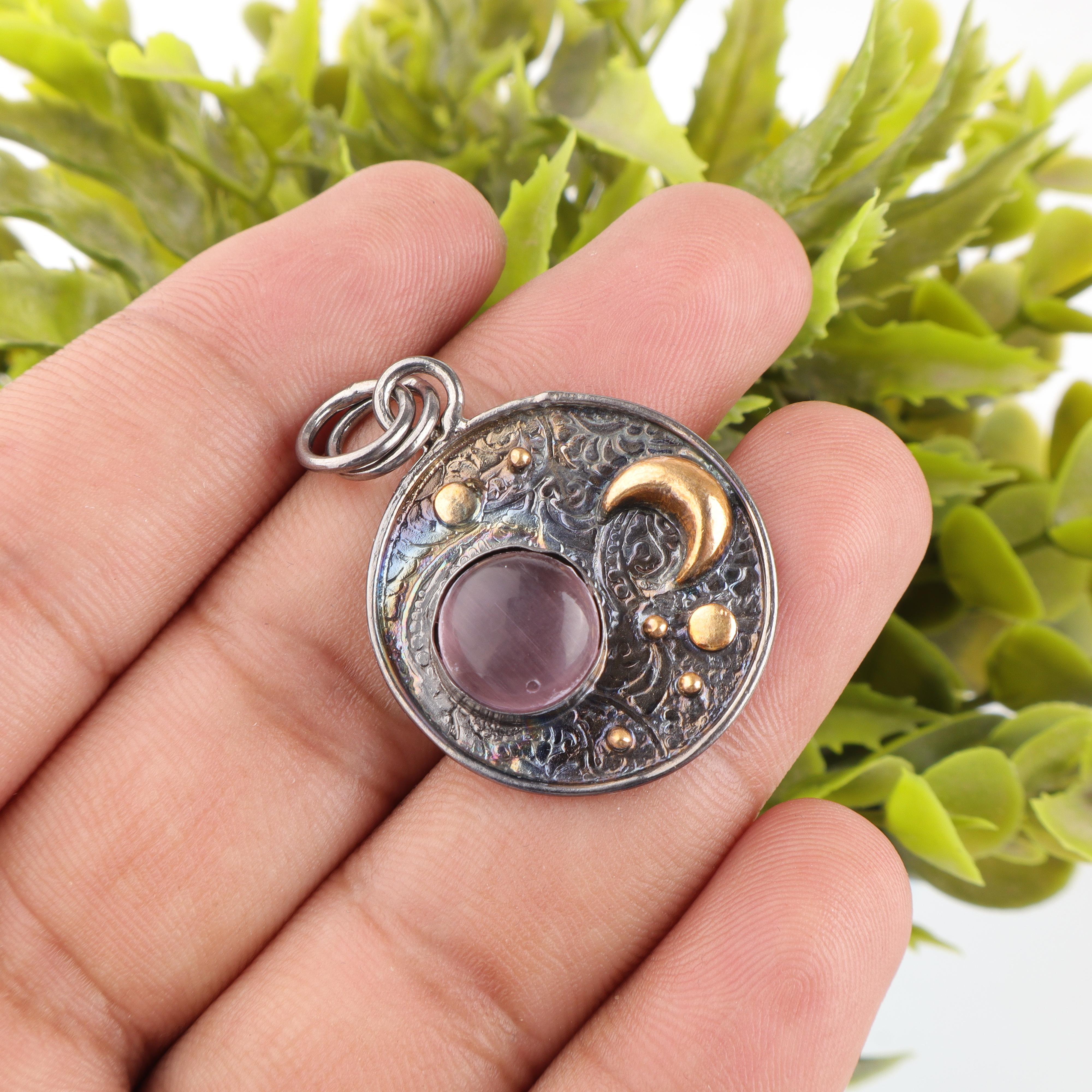

Кулон из серебра 925 пробы с фиолетовым кошачьим глазом, серебряное украшение ручной работы, привлекательный драгоценный камень кошачий глаз, украшение для медитации в подарок 1.30 Inches фиолетовый