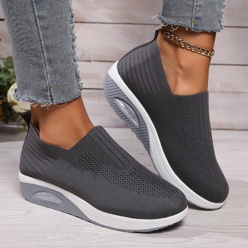 Women's Flying Weaving Comfortable Breathable Rocking Shoes Anti-slip Soft Sole Mother's Shoes Mesh Air Cushion Sports
