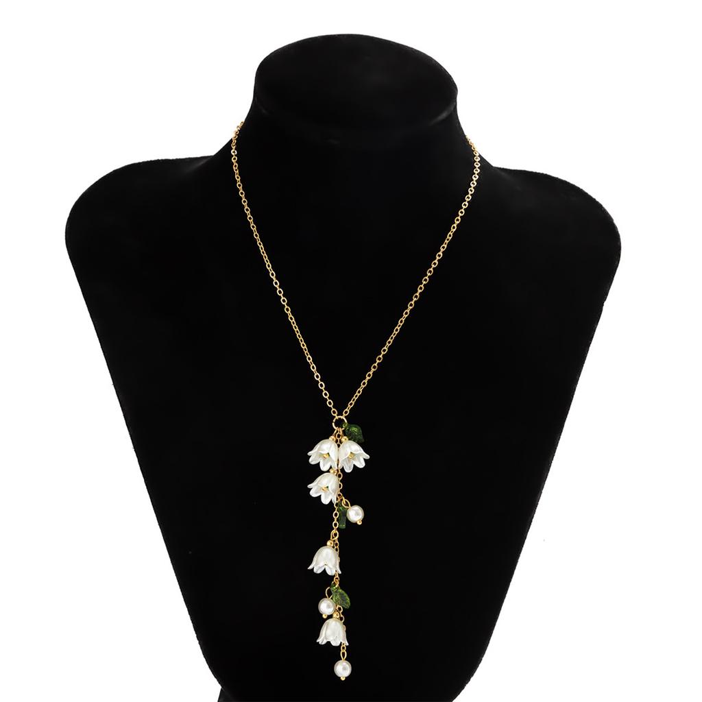 Náušnice se zelenými listy a bílými tulipány, perlové střapce, elegantní květinový design, šperky z slitiny, textura pro dámy