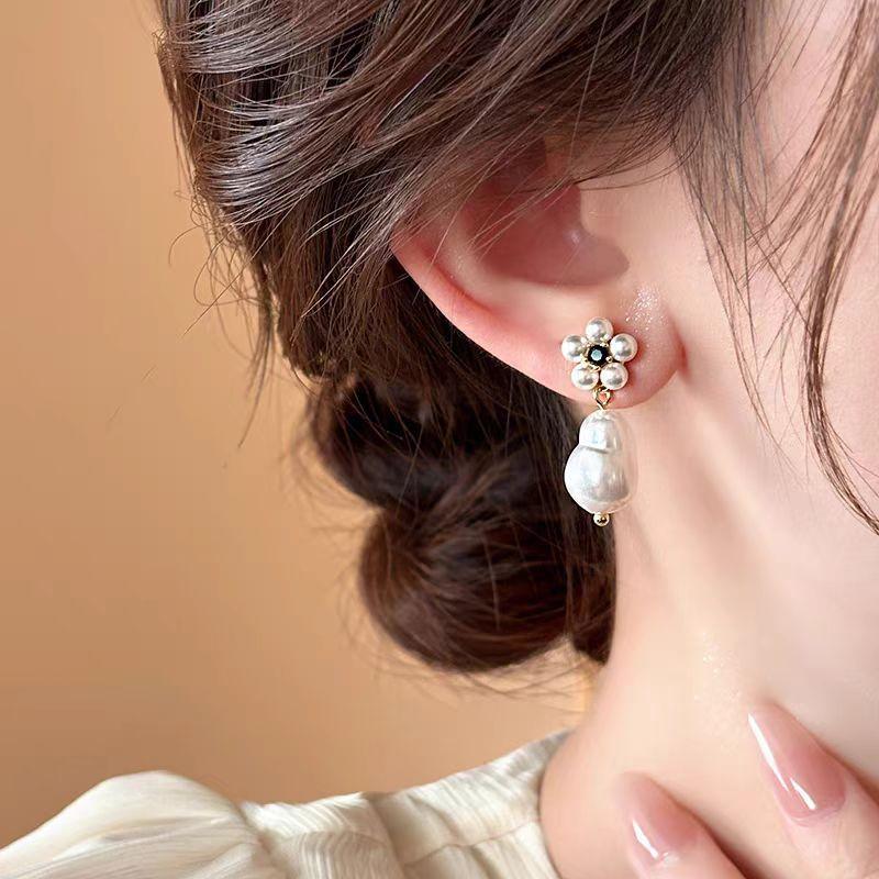 Baroque Natural Pearl Earrings Women's French Retro Temperament Stud Earrings Niche High-end Light Luxury Handmade Ear Jewelry