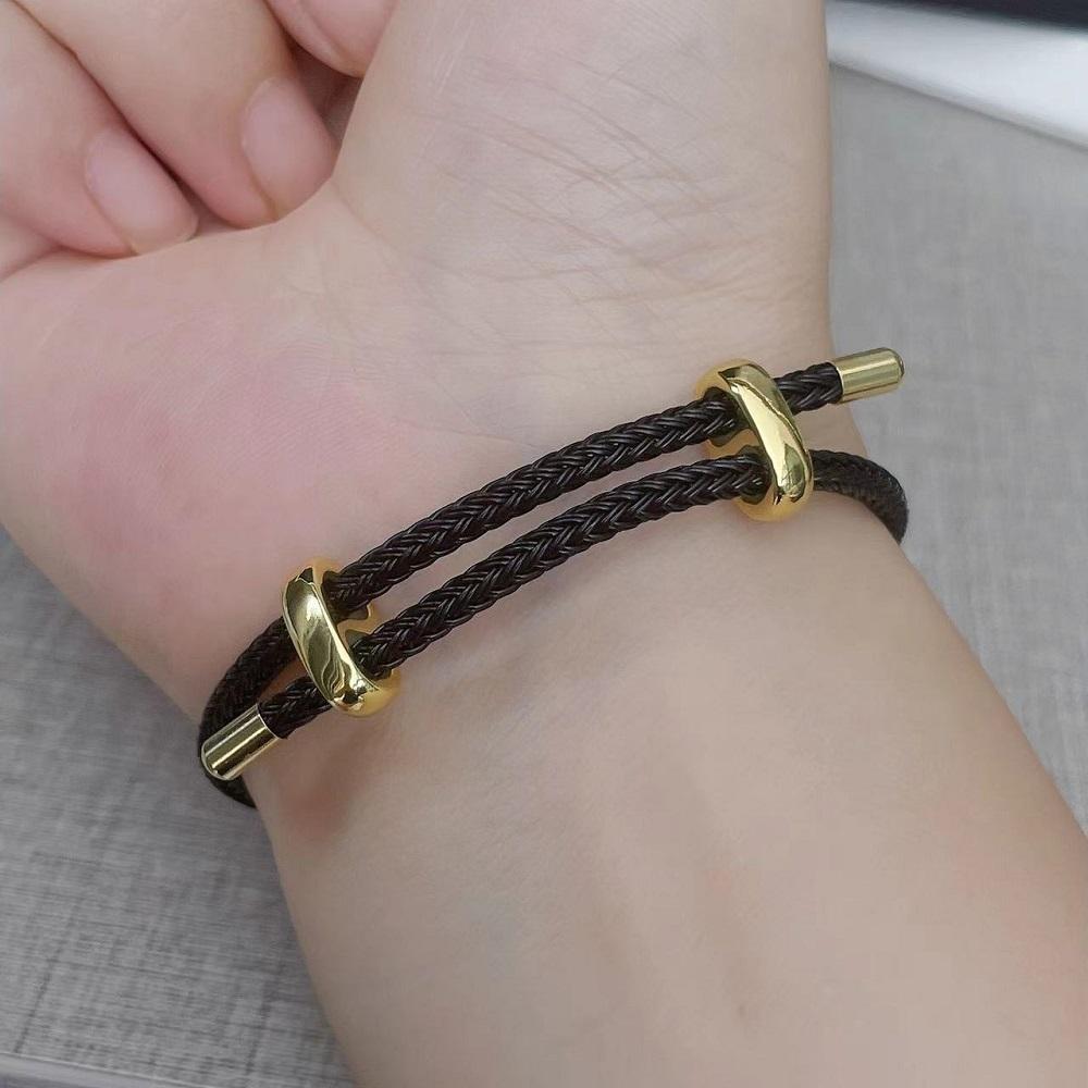 Bracelet en Corde Tressée Réglable pour Femmes avec Breloques en Acier Inoxydable Bijoux d'Empilage de Bras